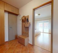 Svetlý 2i byt + 200 m² záhrada | Biely Kostol - Chodba v 2-izbovom byte s dlažbou a vstavanými skriňami, výhľad do spálne.