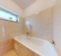 Svetlý 2i byt + 200 m² záhrada | Biely Kostol - Kúpeľňa v 2-izbovom byte s vaňou a kachličkovanými stenami, okno prepúšťa denné svetlo.