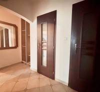 Predaj: Veľkometrážny 3+1 byt v Turzovke - Chodba v 3-izbovom byte s dlažbou, zrkadlom a tmavými dverami.