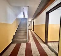 Predaj: Veľkometrážny 3+1 byt v Turzovke - Vstupná chodba s dlažbou v 3-izbovom byte, schodisko a farebné steny.