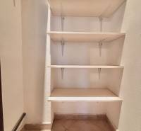 Predaj: Veľkometrážny 3+1 byt v Turzovke - Úložný priestor s policami a dlažbou v 3-izbovom byte.