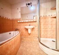 Predaj: Veľkometrážny 3+1 byt v Turzovke - Kúpeľňa v 3-izbovom byte s vaňou, sprchovým kútom a keramickým obkladom.