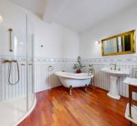 Bývanie ako v raji pri lagúne | Šamorín - Kúpeľňa vo vile s voľne stojacou vaňou a podlahou s dreveným dekorom.