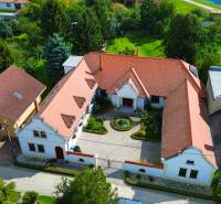 Bývanie ako v raji pri lagúne | Šamorín - Letecký pohľad na vilu v Šamoríne - Čilistove, obklopenú zeleňou a blízkou vodnou plochou.