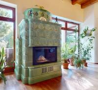 Bývanie ako v raji pri lagúne | Šamorín - Interiér vily s kachľovou pecou, rastlinami a podlahou s dreveným dekorom.