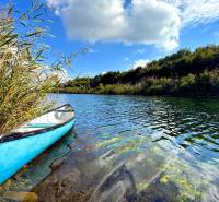 Bývanie ako v raji pri lagúne | Šamorín - Breh rieky pri Šamoríne - Čilistove s člnom a zeleňou.