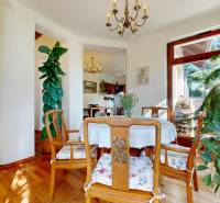 Bývanie ako v raji pri lagúne | Šamorín - Jasná jedáleň vily so zeleňou a podlahou s dreveným dekorom.