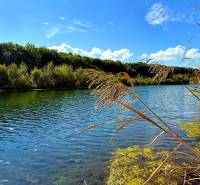Bývanie ako v raji pri lagúne | Šamorín - Jazero obklopené zeleňou a modrá obloha v Šamoríne - Čilistove.