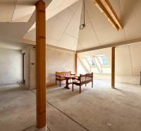Bývanie ako v raji pri lagúne | Šamorín - Podkrovie Vily s drevenými trámami a podlahou s dreveným dekorom, nábytok a strešné okná.