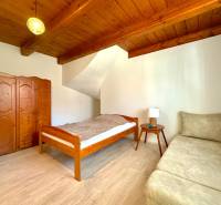 Bývanie ako v raji pri lagúne | Šamorín - Izba vo vile s dreveným stropom, nábytkom a podlahou s dreveným dekorom.