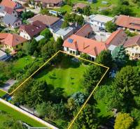 Bývanie ako v raji pri lagúne | Šamorín - Letecký pohľad na vilu v Šamoríne - Čilistove, obklopenú zeleňou a susednými domami.