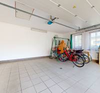 Bývanie ako v raji pri lagúne | Šamorín - Garage vo Vile v Šamoríne - Čilistove s bicyklami a umývadlom, svetlá miestnosť.