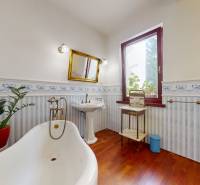 Bývanie ako v raji pri lagúne | Šamorín - Kúpeľňa vo vile so zrkadlom, vaňou a podlahou s dreveným dekorom.