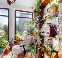 Bývanie ako v raji pri lagúne | Šamorín - Izba vo vile s množstvom rastlín, vintage rádio a veľké okná.