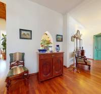 Bývanie ako v raji pri lagúne | Šamorín - Interiér vily so starožitným nábytkom a podlahou s dreveným dekorom.