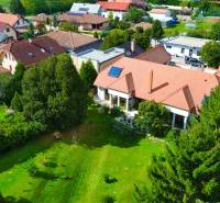 Bývanie ako v raji pri lagúne | Šamorín - Letecký pohľad na vilu v Šamoríne - Čilistove so záhradou obklopenou stromami.