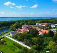 Bývanie ako v raji pri lagúne | Šamorín - Letecký pohľad na Vily pri vodnej ploche v Šamoríne - Čilistove obklopené zeleňou.