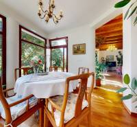 Bývanie ako v raji pri lagúne | Šamorín - Jedáleň v Vile s podlahou s dreveným dekorom a preskleným výhľadom na záhradu.