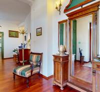 Bývanie ako v raji pri lagúne | Šamorín - Interiér vily so zrkadlom, dekoratívnym nábytkom a podlahou s dreveným dekorom.