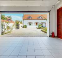 Bývanie ako v raji pri lagúne | Šamorín - Výhľad z garáže vo vile v Šamoríne-Čilistove, dlažba, okolie s tradičnou architektúrou.