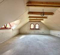 Bývanie ako v raji pri lagúne | Šamorín - Podkrovný priestor vo Vile s prírodným osvetlením a drevenými trámami.