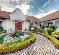 Bývanie ako v raji pri lagúne | Šamorín - Vila v Šamoríne - Čilistove s krásne upravenou záhradou, kvitnúcimi kvetmi a dlažbou.