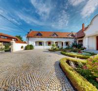 Bývanie ako v raji pri lagúne | Šamorín - Kamenný dvor a záhrada v areáli Vily v Šamoríne - Čilistove.