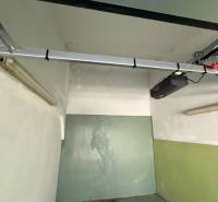 Garáž ul. Eisnerova, Devínska Nová Ves - Garáž s bielymi a zelenými stenami, betónovou podlahou, Bratislava - Devínska Nová Ves, Eisnerova.