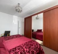 PRENÁJOM, 3 izbový byt na Fábryho ulici, Košice - Dargovských Hrdinov - Spálňa s veľkou skriňou, lustrom a posteľou v 3-izbovom byte.