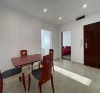 PRENÁJOM, 3 izbový byt na Fábryho ulici, Košice - Dargovských Hrdinov - Jedálenský stôl a stoličky v predsieni 3-izbového bytu s dlažbou.