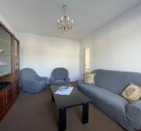 PRENÁJOM, 3 izbový byt na Fábryho ulici, Košice - Dargovských Hrdinov - Obývacia izba v 3-izbovom byte s pohodlnou pohovkou, kreslami a vitrínou.