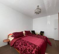 PRENÁJOM, 3 izbový byt na Fábryho ulici, Košice - Dargovských Hrdinov - Spálňa s posteľou so vzorovaným obliečaním, stropným svietidlom a šatníkovou skriňou v 3-izbovom byte.