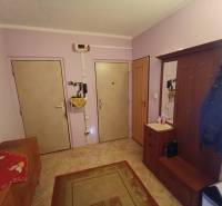 Na predaj veľkometrážny 3 izbový byt Žarnovica - Vstupná hala v 3-izbovom byte s dlažbou, vešiaková stena a skrinka s dekou.