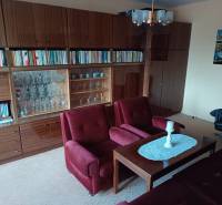 Na predaj veľkometrážny 3 izbový byt Žarnovica - Obývacia izba so starožitnou vínovou sedacou súpravou a vitrínou v 3-izbovom byte.