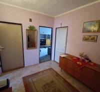 Na predaj veľkometrážny 3 izbový byt Žarnovica - Chodba s nábytkom, kobercom a dekoráciami v 3-izbovom byte.