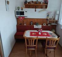 Na predaj veľkometrážny 3 izbový byt Žarnovica - Kuchyňa v 3-izbovom byte s dreveným dekorom podlahy a rustikálnou výzdobou.