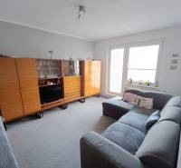 Na predaj veľkometrážny 3 izbový byt Žarnovica - Obývacia izba v 3-izbovom byte s pohovkou a veľkou skriňovou zostavou.