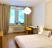 Na prenájom 2 izbový byt, 56 m2, Bratislava, Staré Mesto, Björnsonova - Spálňa v 2-izbovom byte s podlahou s dreveným dekorom a pracovným stolom.