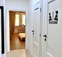 Na prenájom 2 izbový byt, 56 m2, Bratislava, Staré Mesto, Björnsonova - Chodba v 2-izbovom byte s bielymi stenami a dlažbou.