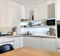 Na prenájom 2 izbový byt, 56 m2, Bratislava, Staré Mesto, Björnsonova - Kuchyňa v 2-izbovom byte s bielymi skrinkami a zabudovanými spotrebičmi.