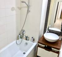 Na prenájom 2 izbový byt, 56 m2, Bratislava, Staré Mesto, Björnsonova - Kúpeľňa v 2-izbovom byte s vaňou, sprchou a štýlovou umývadlovou skrinkou.