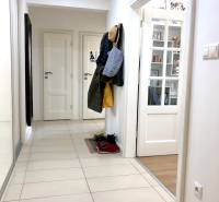 Na prenájom 2 izbový byt, 56 m2, Bratislava, Staré Mesto, Björnsonova - Chodba v 2-izbovom byte so vstavanou skriňou a dlažbou.