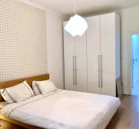 Na prenájom 2 izbový byt, 56 m2, Bratislava, Staré Mesto, Björnsonova - Spálňa v 2-izbovom byte s bielou skriňou a podlahou s dreveným dekorom.