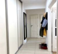 Na prenájom 2 izbový byt, 56 m2, Bratislava, Staré Mesto, Björnsonova - Chodba s dlažbou a skriňou v 2-izbovom byte, s vešiakmi na oblečenie.