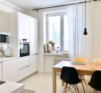 Na prenájom 2 izbový byt, 56 m2, Bratislava, Staré Mesto, Björnsonova - Kuchyňa v 2-izbovom byte s bielymi skrinkami a jedálenským stolom so stoličkami.