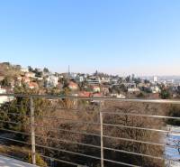 Prenájom 4 izbového bytu s krásnym výhľadom na mesto - Výhľad z balkóna so zábradlím na mestskú panorámu Bratislavy - Staré Mesto, Broskyňová.