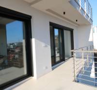 Prenájom 4 izbového bytu s krásnym výhľadom na mesto - Balkón 4-izbového bytu na Broskyňovej ulici, Bratislava - Staré Mesto, s moderným zábradlím.