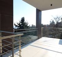 Prenájom 4 izbového bytu s krásnym výhľadom na mesto - Balkón so zábradlím a výhľadom na mesto z 4-izbového bytu v Bratislave.