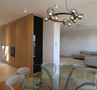 Prenájom 4 izbového bytu s krásnym výhľadom na mesto - Obývacia izba s jedálenským stolom, pohovkou a svietidlom v 4-izbovom byte, podlaha s dreveným dekorom.