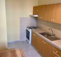 I prenájom štýlových izieb v 3-izbovom byte – Karlova Ves - Kuchyňa v 3-izbovom byte s plynovým sporákom a drevenými skrinkami.